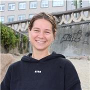 Profesora de inglés nativa que imparte clases de conversación dirigidas a todas las edades